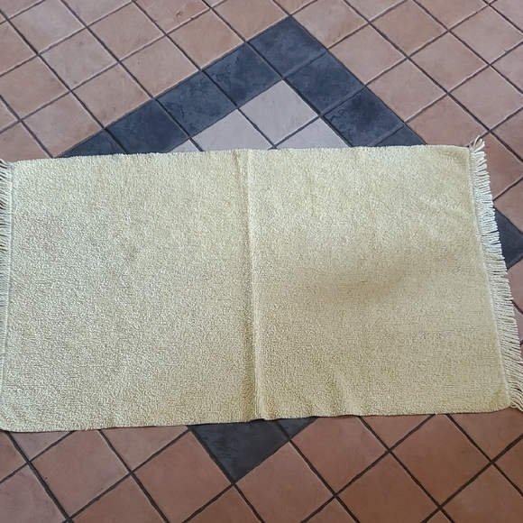 Vintage Yellow Chenille Textured 27.5"×48" Door, Kitchen, Bath, Bed Rug w Fringe - Picture 1 of 8